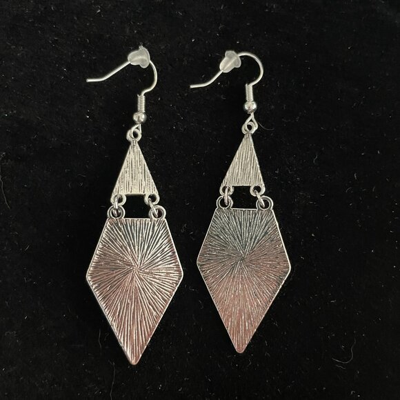 3/$17 Southwestern Inspired Silver Tone and Faux Turquoise Pierced Earri… - Picture 2 of 3